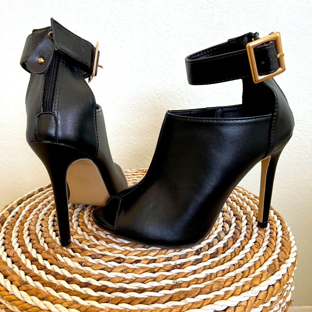 Black Peep Toe Ankle Strap Heels 8.5